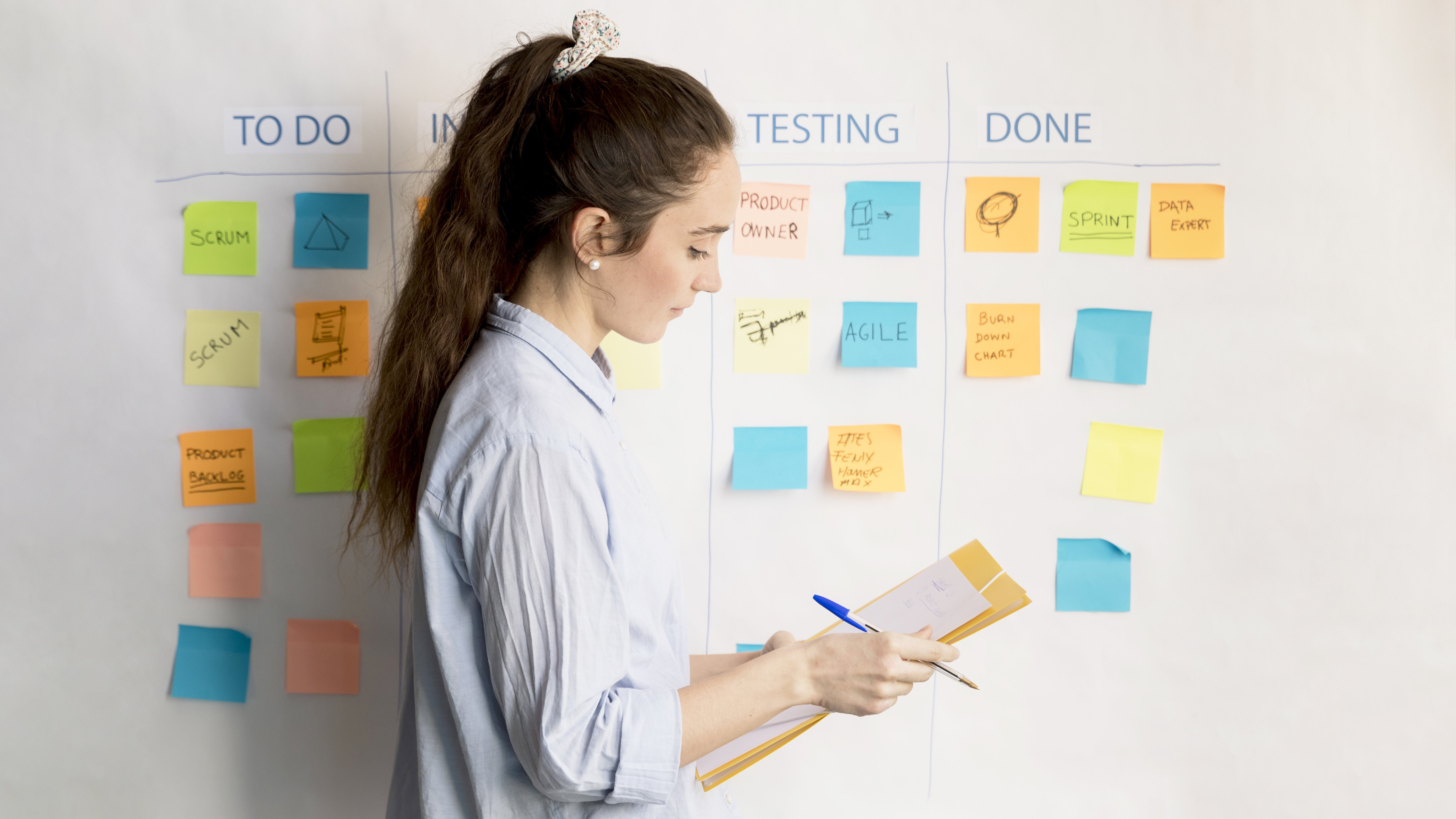 projet-kanban-femme-adulte-au-bureau